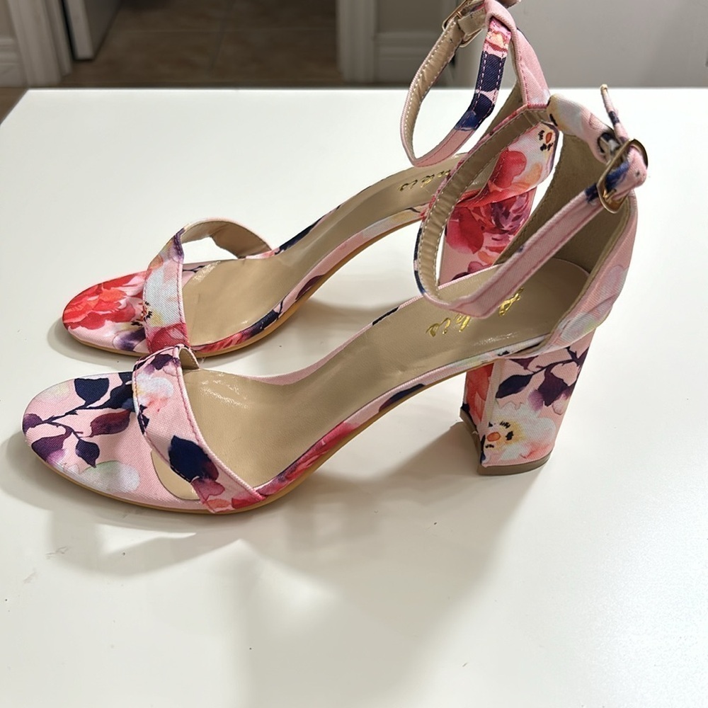 Floral print chunky heel shoes size 8 used like new cottage core dance party